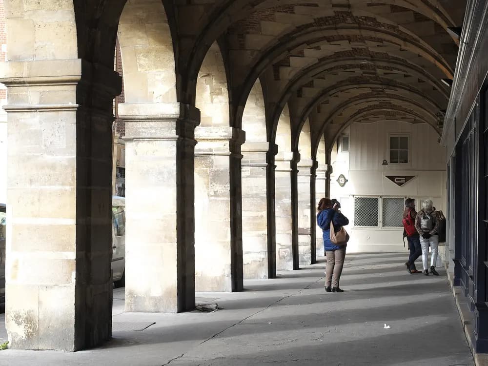 Arcades du Marais, illustration de la visite proposée dans l’application.