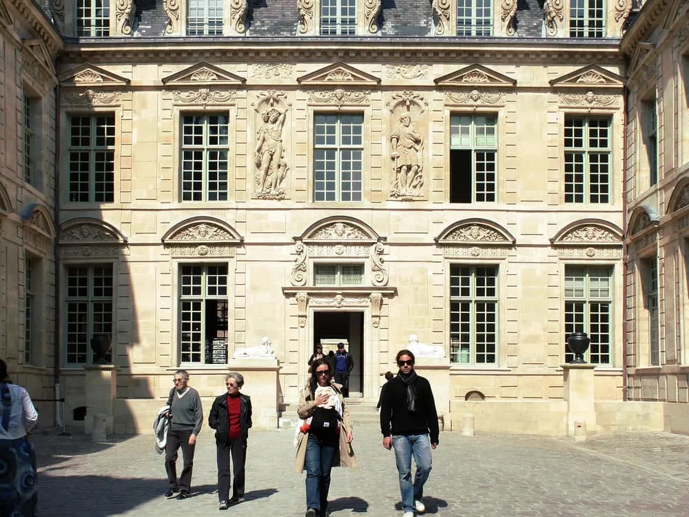 Façade de l’hôtel de Sully, seconde visite affichée dans l’application.
